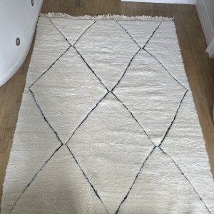 tapis béni ouarain blanc et losange noir dans la trame